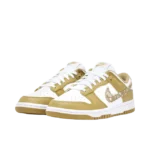 Nike Dunk Low Barley Paisley donna vista frontale con Swoosh bandana