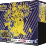 Immagine della Pokémon TCG Elite Trainer Box Surging Sparks (ENG), con grafica ufficiale e confezione completa.