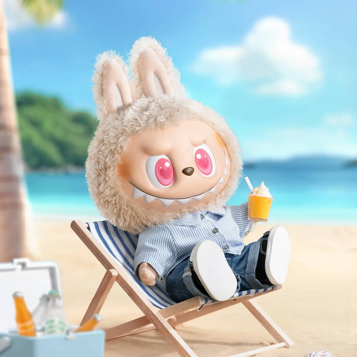 Labubu Flip with Me Vinyl Plush Doll ambientata in spiaggia